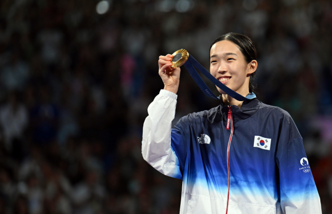 김유진이 세계 랭커들을 차례로 꺾고 올림픽 무대에서 금메달을 획득했다. 사진은 시상대에 올라 환하게 웃는 김유진. /사진=뉴스1
