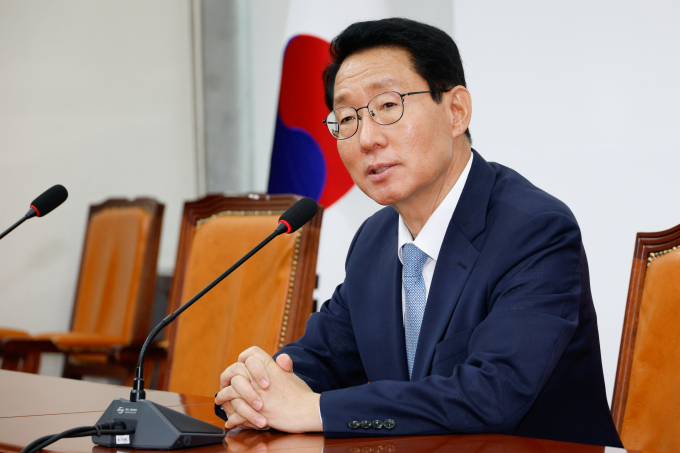 김상훈 국민의힘 정책위의장이 금융투자소득세(금투세) 폐지 추진에 대해 당론은 금투세 폐지라고 강조했다. 사진은 김 정책위의장이 지난 2일 오전 서울 여의도 국회에서 열린 현안 관련 기자간담회에서 한동훈 지도부 초대 정책위의장 지명 소감을 밝힌 뒤 취재진 질문에 답하는 모습. /사진=뉴스1