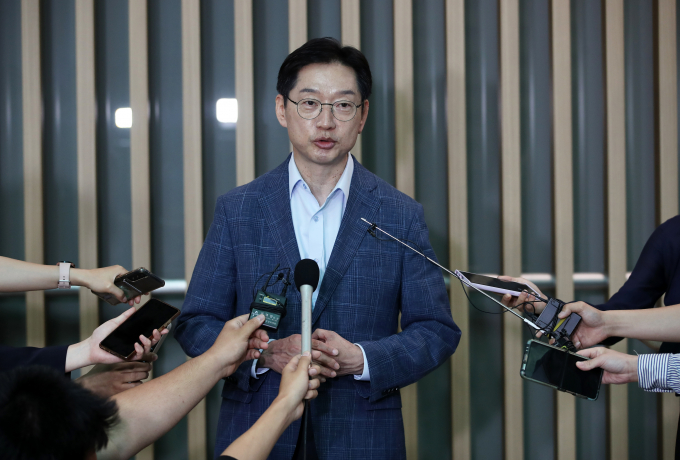 김두관 더불어민주당 당대표 후보와 박지원 민주당 의원이 김경수 전 경남지사의 복권 유력 소식에 환영한다고 밝혔다. 사진은 김 전 지사가 지난 6월14일 인천국제공항 2터미널에서 런던으로 출국하기에 앞서 취재진과 인터뷰 하는 모습. /사진=뉴스1