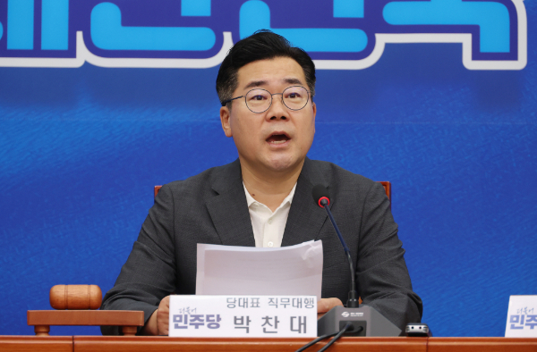 박찬대 더불어민주당 당대표 직무대행 겸 원내대표가 9일 국회에서 열린 최고위원회의에서 김형석 교수 독립기념과장 임명과 관련해 비판했다. 사진은 9일 최고위원회의에서 발언 중인 박 직무대행./사진=뉴시스