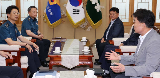 하은호 군포시장(맨 오른쪽)이 김봉식 경기남부경찰청(왼쪽 첫번째)에게 대야미동 대야파출소 조직 개편 재검토 요구하고 있다. 사진제공=군포시  