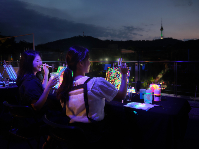 서울신라호텔이 야외 수영장 어번 아일랜드에서 네온 페인팅 체험을 선보인다./ 사진=호텔신라 