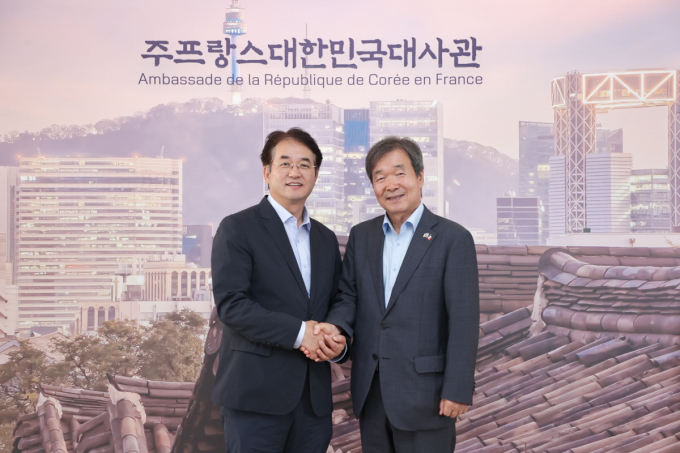 이동환 고양특례시장(왼쪽)과 최재철 주프랑스 대한민국 대사(오른쪽)가 지난 8일 프랑스 파리에서 간담회를 갖고 기념촬영을 하고 있다. /사진제공=고양시