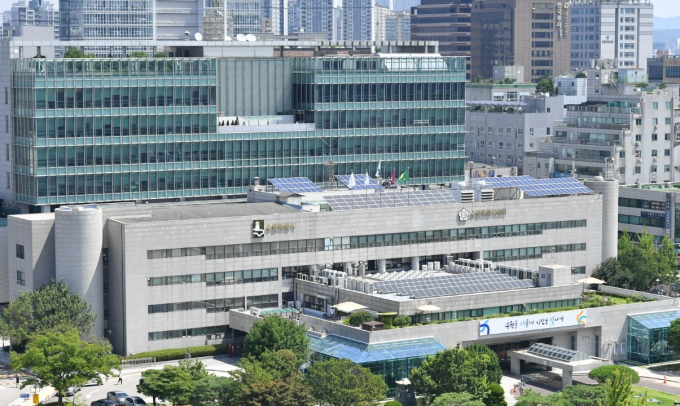 수원시가 지난 8일 고독사 예장 추진단 운영회의를 열고 부서별 협업 방안을 논의했다. 팔달구의 수원시청 전경. 사진제공=수원시
