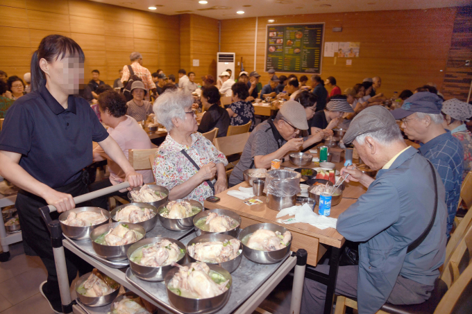 서울 지역 삼계탕 한 그릇 외식 가격이 1만7000원을 넘어선 것으로 조사됐다. 사진은 지난달 서울 서초구 서초2동 새마을부녀회에서 중복을 맞아 서초구 관내 음식점에서 어르신 100명을 초대해 삼계탕 나눔 잔치를 진행하고 있는 모습. /사진=뉴시스