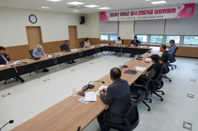  전진선 양평군수(가운데 오른쪽)가 지난 8일 군청사 건립 기금 심의위원회를 열고 있다. / 사진제공=양평군   