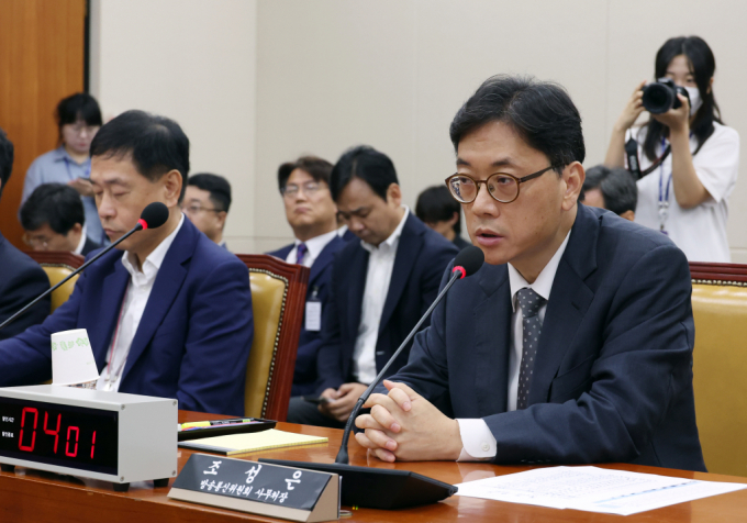  방송통신위원회 사무처가 이진숙 방통위원장과 김태규 부위원장 체제에서 이뤄진 공영방송 이사 선임 의결에 문제가 없다는 해석을 내놓았다. 사진은 이날 서울 여의도 국회에서 열린 제3차 과학기술정보방송통신위원회의 불법적 방문진 이사 선임 등 방송장악 관련 청문회에서 의원 질의에 답하고 있는 조성은 방송통신위원회 사무처장./사진=뉴시스