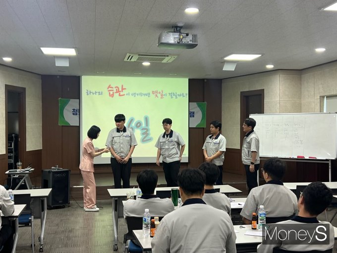 광주경총의 직장 적응 프로그램에 참여한 기업체의 신입사원들이 강사와 함께 교육을 진행하고 있다/사진=광주경총 제공.