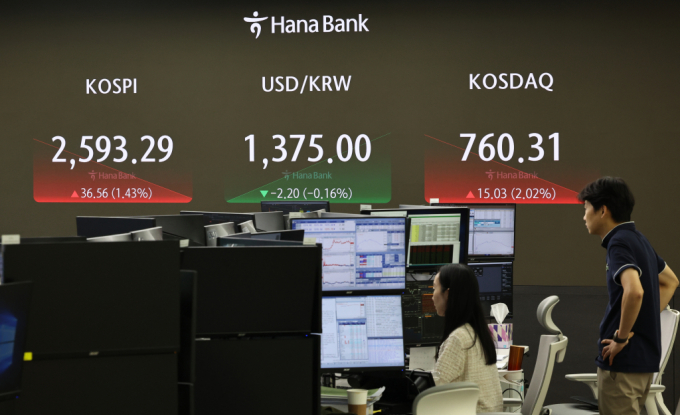  9일 오전 서울 중구 하나은행 딜링룸에서 딜러들이 업무를 하고 있다.  /사진=뉴시스
