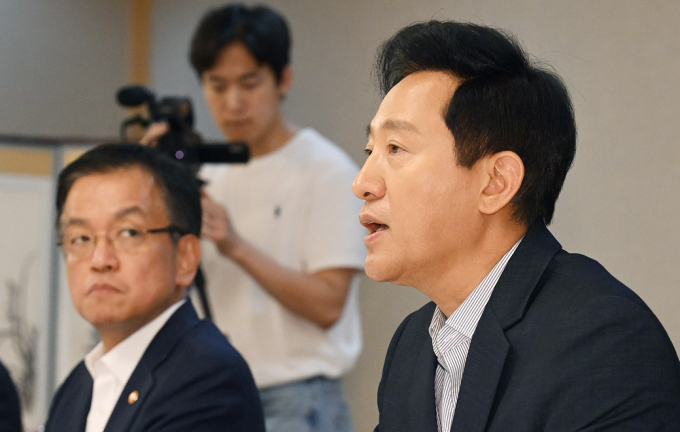 서울시가 그린벨트 해제는 훼손된 지역 한정이며 토지거래허가구역 지정 확대를 적극 검토하겠다는 입장을 밝혔다. 사진은 오세훈 서울시장이 8일 열린 부동산 관계장관회의에 참석해 발언하는 모습. /사진=임한별 기자