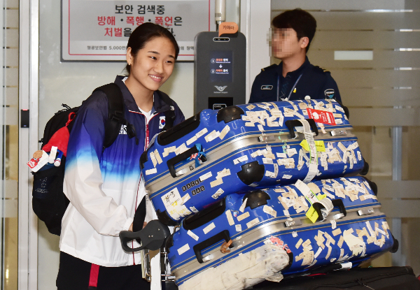 대한배드민턴협회가 현 임원진들은 이코노미석을 주로 탑승한다며 특혜 논란에 대해 해명했다. 사진은 안세영이 7일 인천국제공항으로 귀국하는 모습. /사진=머니s