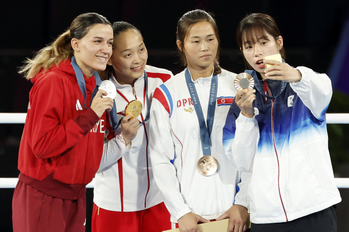 국제올림픽위원회(IOC)는 북한 대표팀이 삼성전자로부터 휴대전화를 수령했다는 공식입장을 발표했다 대북제재 논란이 터지자 하루만에 번복했다. 사진은 지난 8일(현지시각) 프랑스 파리 롤랑 가르스 스타디움에서 열린 2024 파리 올림픽 복싱 여자 54kg급 시상식에서 임애지(오른쪽)가 사진을 찍는 모습. /사진=뉴시스 