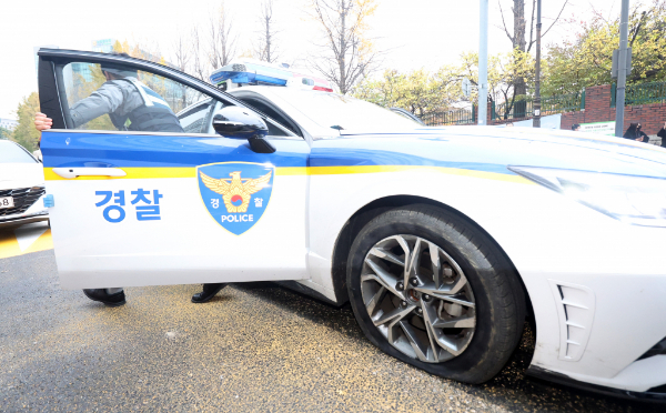 10대 남성이 경찰관 얼굴에 침을 뱉고 순찰차 보닛 위에 올라타 집행유예를 받았다. 사진은 기사 내용과 무관한 일선 경찰차. /사진=뉴시스