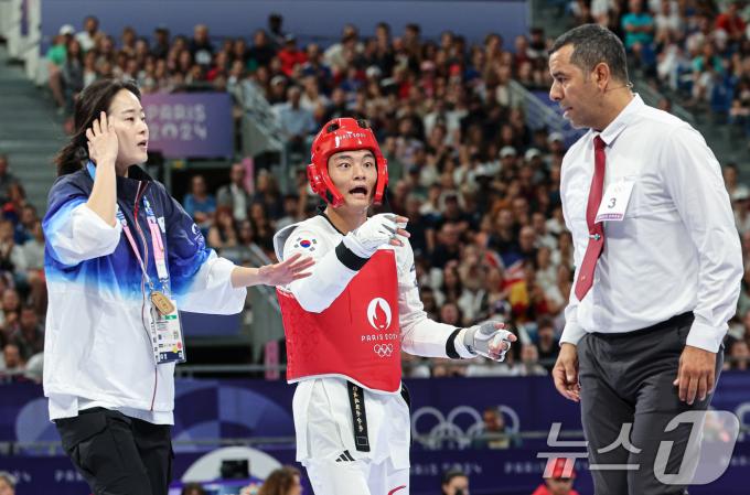 대한민국 태권도 국가대표팀 서건우 선수와 오혜리 코치가 9일 오후(한국시간) 프랑스 파리 그랑 팔레에서 진행된 2024 파리올림픽 태권도 남자 80kg급 16강 칠레의 호아킨 추르칠 선수와의 경기에서 심판진의 비디오 리플레이 결과에 대해 어필하고 있다. 2024.8.9/뉴스1 ⓒ News1 이동해 기자