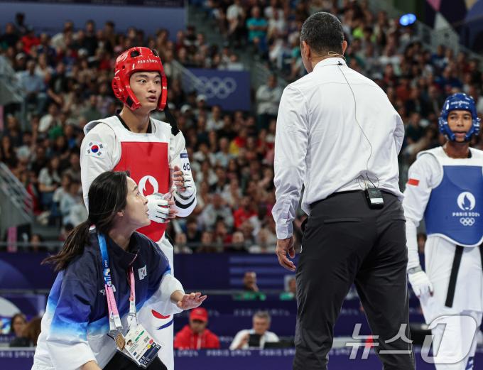 대한민국 태권도 국가대표팀 서건우 선수와 오혜리 코치가 9일 오후(한국시간) 프랑스 파리 그랑 팔레에서 진행된 2024 파리올림픽 태권도 남자 80kg급 16강 칠레의 호아킨 추르칠 선수와의 경기에서 심판진의 비디오 리플레이 결과에 대해 어필하고 있다. 2024.8.9/뉴스1 ⓒ News1 이동해 기자