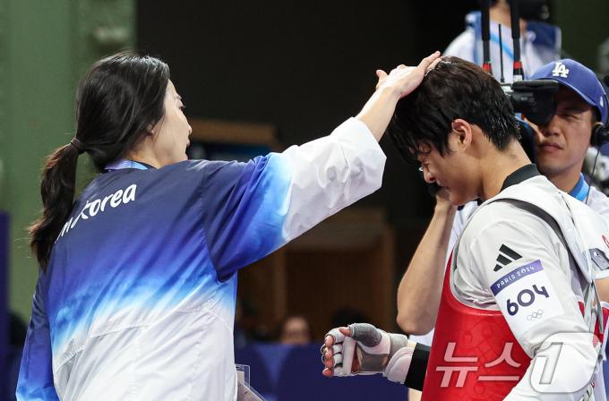 대한민국 태권도 국가대표팀 오혜리 코치가 9일 오후(한국시간) 프랑스 파리 그랑 팔레에서 진행된 2024 파리올림픽 태권도 남자 80kg급 16강 칠레의 호아킨 추르칠 선수와의 경기를 마친 서건우 서리를 다독이고 있다. 2024.8.9/뉴스1 ⓒ News1 이동해 기자