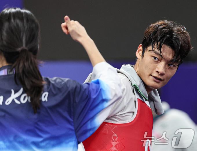 대한민국 태권도 국가대표팀 서건우 선수가 9일 오후(한국시간) 프랑스 파리 그랑 팔레에서 진행된 2024 파리올림픽 태권도 남자 80kg급 16강 칠레의 호아킨 추르칠 선수와의 경기를 마친 후 오혜리 코치를 바라보고 있다. 2024.8.9/뉴스1 ⓒ News1 이동해 기자