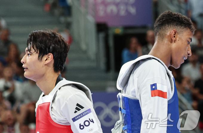 대한민국 태권도 국가대표팀 서건우 선수가 9일 오후(한국시간) 프랑스 파리 그랑 팔레에서 진행된 2024 파리올림픽 태권도 남자 80kg급 16강 칠레의 호아킨 추르칠 선수와의 경기를 승리한 후 경기장을 나서고 있다. 2024.8.9/뉴스1 ⓒ News1 이동해 기자