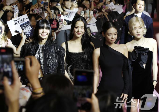 [사진] 블랙핑크, 8주년 핑크 카펫 팬과 만나요