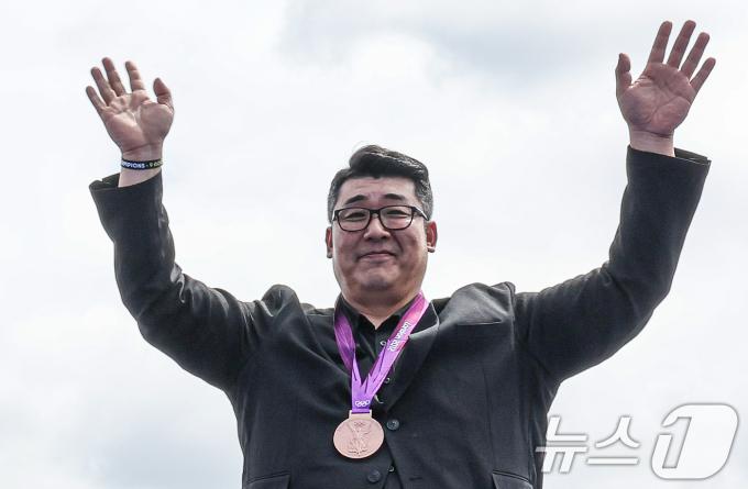 전 역도 국가대표 전상균이 9일(한국시간) 프랑스 파리 트로카데로 광장에서 열린 챔피언스 파크 메달 재배정 행사에 참석해 세리머니를 하고 있다. 2024.8.9/뉴스1 ⓒ News1 이동해 기자