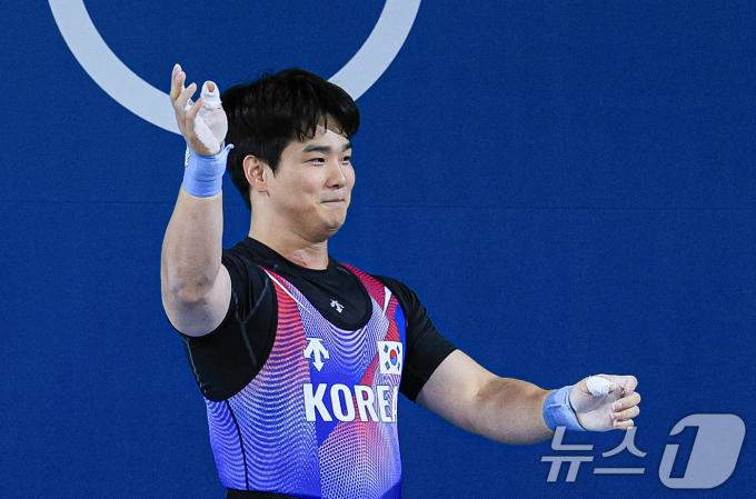 대한민국 역도 국가대표팀 유동주 선수가 9일 오후(한국시간) 프랑스 파리 사우스 파리 아레나 6에서 진행된 2024 파리올림픽 역도 남자 89kg급 경기 용상 217kg 3차시기를 실패한 후 경기장을 나서고 있다. 2024.8.9/뉴스1 ⓒ News1 박정호 기자