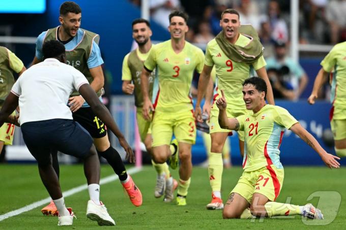 2024 파리 올림픽 축구에서 정상에 오른 스페인. ⓒ AFP=뉴스1