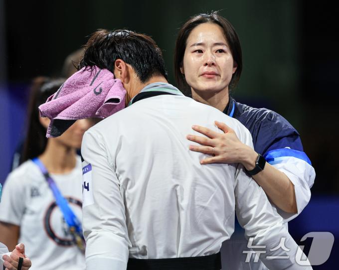 [사진] 서건우 위로하는 오혜리 코치