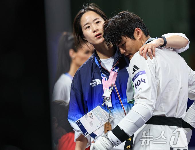 [사진] 위로 받는 서건우