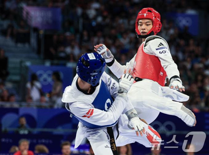 대한민국 태권도 국가대표팀 서건우 선수가 10일 오전(한국시간) 프랑스 파리 그랑 팔레에서 진행된 2024 파리올림픽 태권도 남자 80kg급 동메달 결정전에서 덴마크의 에디 흐르닉 선수와 자웅을 겨루고 있다. 2024.8.10/뉴스1 ⓒ News1 박정호 기자