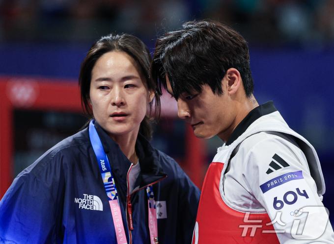 대한민국 태권도 국가대표팀 서건우 선수가 10일 오전(한국시간) 프랑스 파리 그랑 팔레에서 진행된 2024 파리올림픽 태권도 남자 80kg급 동메달 결정전 덴마크의 에디 흐르닉 선수와의 경기에서 라운드를 마친 후 오혜리 코치와 대화를 하고 있다. 2024.8.10/뉴스1 ⓒ News1 박정호 기자