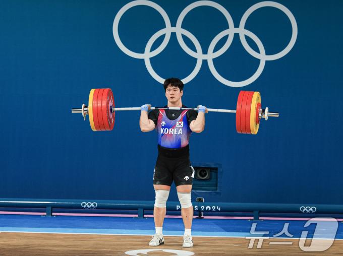 대한민국 역도 국가대표팀 유동주 선수가 9일 오후(한국시간) 프랑스 파리 사우스 파리 아레나 6에서 진행된 2024 파리올림픽 역도 남자 89kg급 경기 용상 211kg 2차시기에 도전하고 있다. 2024.8.9/뉴스1 ⓒ News1 박정호 기자