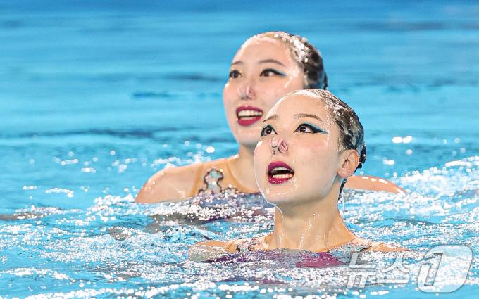 대한민국 이리영과 허윤서가 10일(한국시간) 프랑스 파리 아쿠아틱 센터에서 진행된 2024 파리올림픽 아티스틱스위밍 듀엣 예선에서 연기를 펼치고 있다. 2024.8.10/뉴스1 ⓒ News1 이동해 기자
