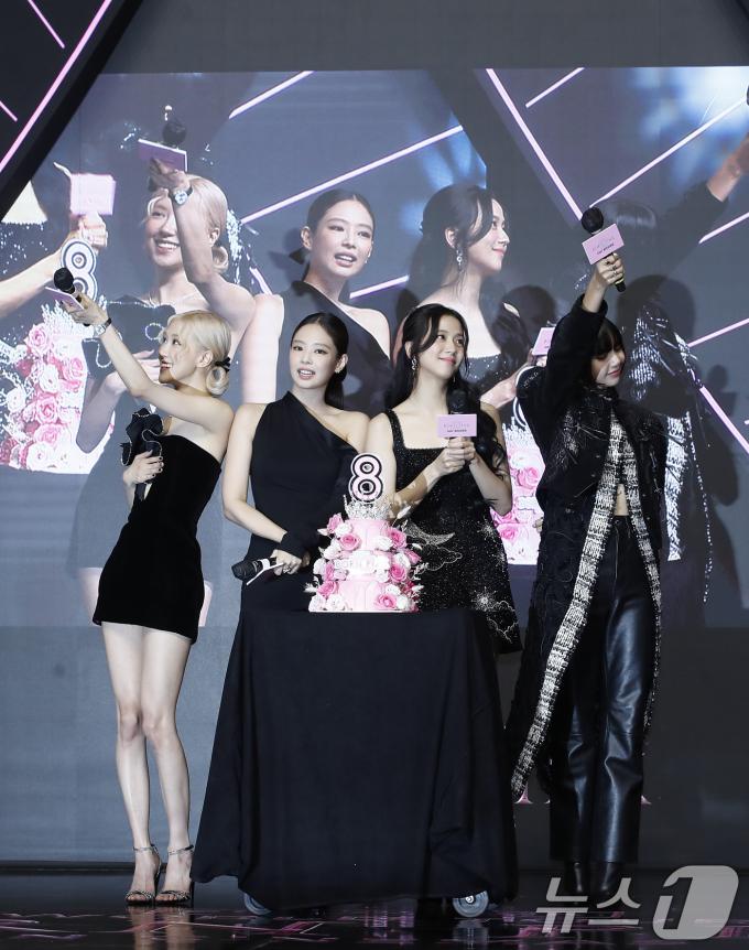 그룹 블랙핑크(BLACK PINK)의 로제(왼쪽부터)와 제니, 지수, 리사가 9일 오후 서울 영등포구 타임스퀘어 영등포점에서 진행된 ‘본 핑크 인 시네마스(BORN PINK IN CINEMAS)’ 핑크 카펫에서 즐거운 시간을 보내고 있다. ⓒ News1 권현진 기자