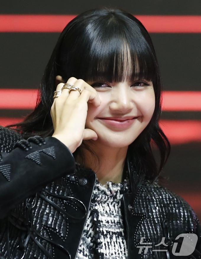 그룹 블랙핑크(BLACK PINK)의 리사가 9일 오후 서울 영등포구 타임스퀘어 영등포점에서 진행된 ‘본 핑크 인 시네마스(BORN PINK IN CINEMAS)’ 핑크 카펫에서 볼 하트 포즈를 취하고 있다. ⓒ News1 권현진 기자