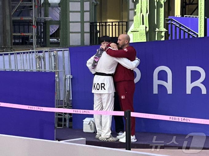 대한민국 태권도 국가대표팀 서건우 선수가 10일 오전(한국시간) 프랑스 파리 그랑 팔레에서 진행된 2024 파리올림픽 태권도 남자 80kg급 동메달 결정전 덴마크의 에디 흐르닉 선수와의 경기를 패배한 후 눈물을 쏟고 있다. 2024.8.10/뉴스1 ⓒ News1 문대현 기자