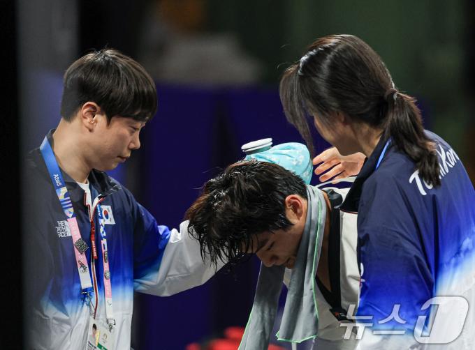 대한민국 태권도 국가대표팀 서건우 선수가 10일 오전(한국시간) 프랑스 파리 그랑 팔레에서 진행된 2024 파리올림픽 태권도 남자 80kg급 동메달 결정전 덴마크의 에디 흐르닉 선수와의 경기를 패배한 후 오혜리 코치의 위로를 받고 있다. 2024.8.10/뉴스1 ⓒ News1 박정호 기자