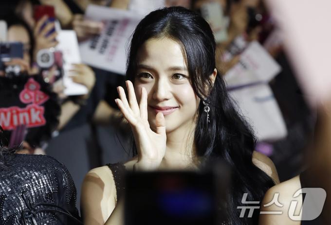그룹 블랙핑크(BLACK PINK)의 지수가 9일 오후 서울 영등포구 타임스퀘어 영등포점에서 진행된 ‘본 핑크 인 시네마스(BORN PINK IN CINEMAS)’ 핑크 카펫에서 손을 흔들고 있다.ⓒ News1 권현진 기자