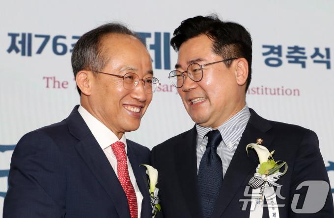박찬대 더불어민주당 대표 직무대행(오른쪽)과 추경호 국민의힘 원내대표가 17일 서울 여의도 국회에서 열린 제76주년 제헌절 경축식에서 웃으며 대화하고 있다. 2024.7.17/뉴스1 ⓒ News1 국회사진취재단