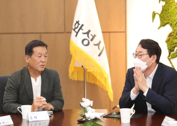 정명근 화성시장(오른쪽)이 9일 시청 중앙회의실에서 화성시 주요 사회단체장과 면담을 가지고 있다. / 사진제공=화성시 