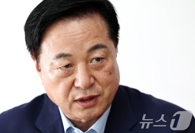 김두관 더불어민주당 대표 후보가 5일 서울 여의도 사무실에서 뉴스1과 인터뷰하고 있다. 2024.8.5/뉴스1 ⓒ News1 구윤성 기자