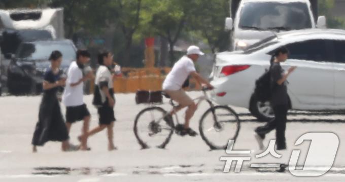 폭염 위기 경보 심각 단계가 계속되고 있는 9일 경기 화성시의 한 도로에 아지랑이가 피어오르고 있다. 2024.8.9/뉴스1 ⓒ News1 김영운 기자