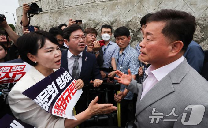 전현희, 김승원, 이건태, 장경태, 이성윤, 박은정 등 국회 야당 법사위원들이 지난달 12일 윤석열 대통령 탄핵 국민청원 청문회 추진 관련 대통령실에 증인출석요구서 수령을 촉구하며 서울 용산 대통령실을 항의 방문하던 중 경찰에 가로막히자 대통령실 관계자에게 항의하고 있다. (공동취재) /뉴스1 ⓒ News1 유승관 기자