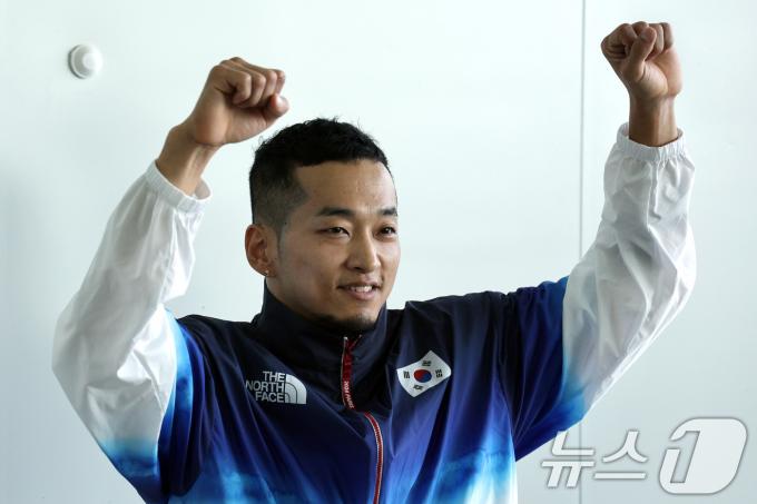 파리 올림픽에 출전하는 대한민국 브레이킹 국가대표 김홍열(홍텐)이 4일 오전 인천국제공항 2터미널에서 출국하고 있다. 김홍열은 올림픽 정식 종목으로 처음 채택된 브레이킹에서 메달 사냥에 나선다. 2024.8.4/뉴스1 ⓒ News1 신웅수 기자