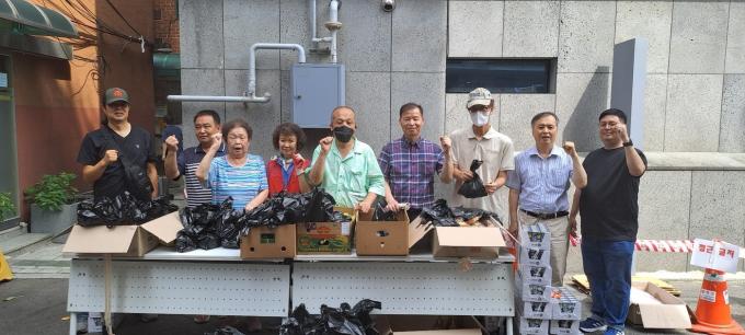 글로벌프랜드가 10일 오전 서울 종로구 돈의동 쪽방촌을 찾아 봉사활동을 하고 있다. (글로벌프랜드 제공)