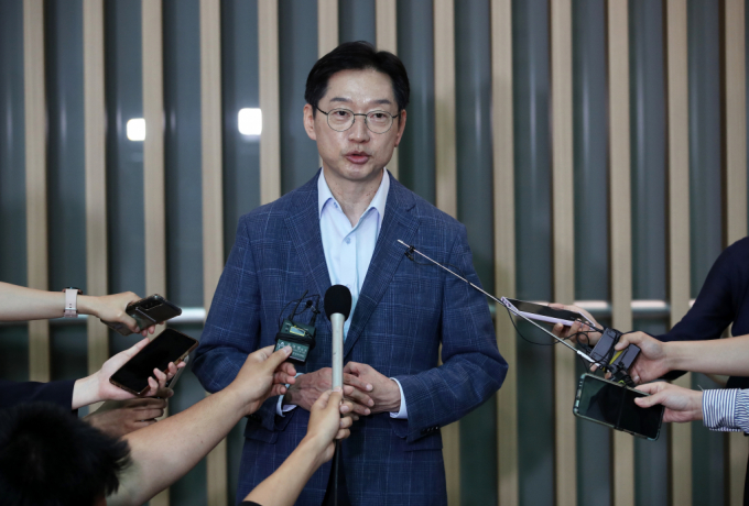 김경수 전 경남도지사가 14일 오전 인천국제공항 2터미널에서 런던으로 출국하기에 앞서 취재진과 인터뷰를 하고 있다.   /사진=뉴스1