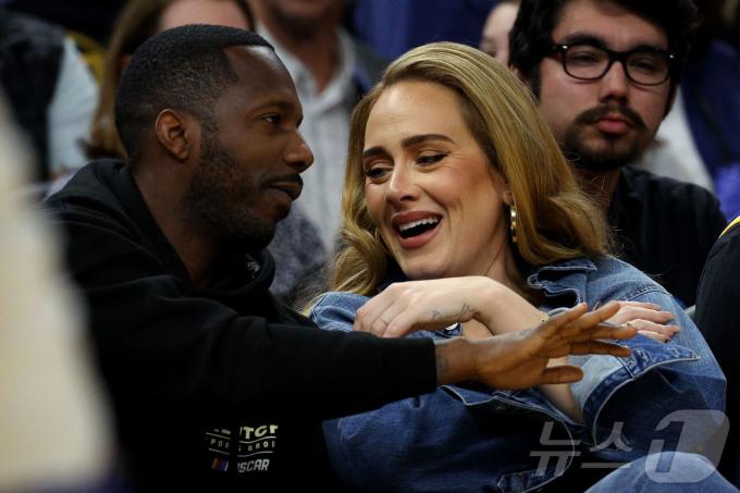 지난 2022년 5월, 아델(오른쪽)이 리치 폴과 함께 NBA 경기를 관람하고 있다. ⓒ AFP=뉴스1 ⓒ News1 안태현 기자