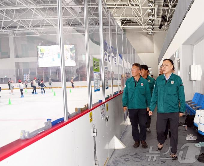 [사진] 이한경 본부장, 청주시 실내빙상장 운영실태 점검