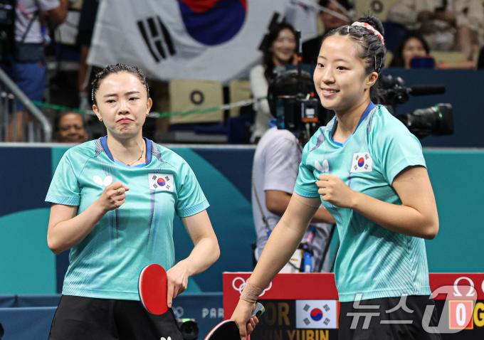 [사진] 주먹 불끈 쥔 신유빈·전지희