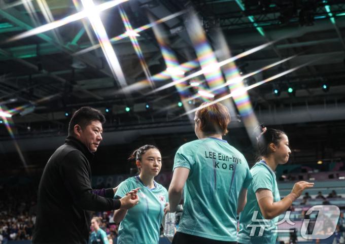 [사진] 축하 받는 신유빈·전지희