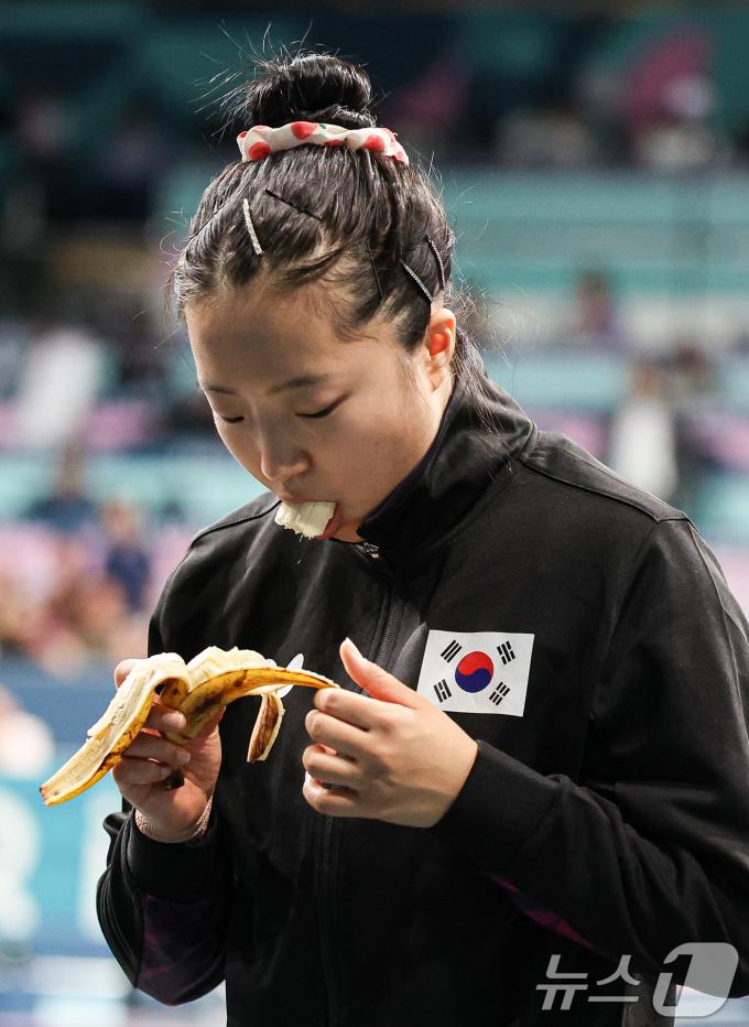 [사진] 바나나 먹는 신유빈